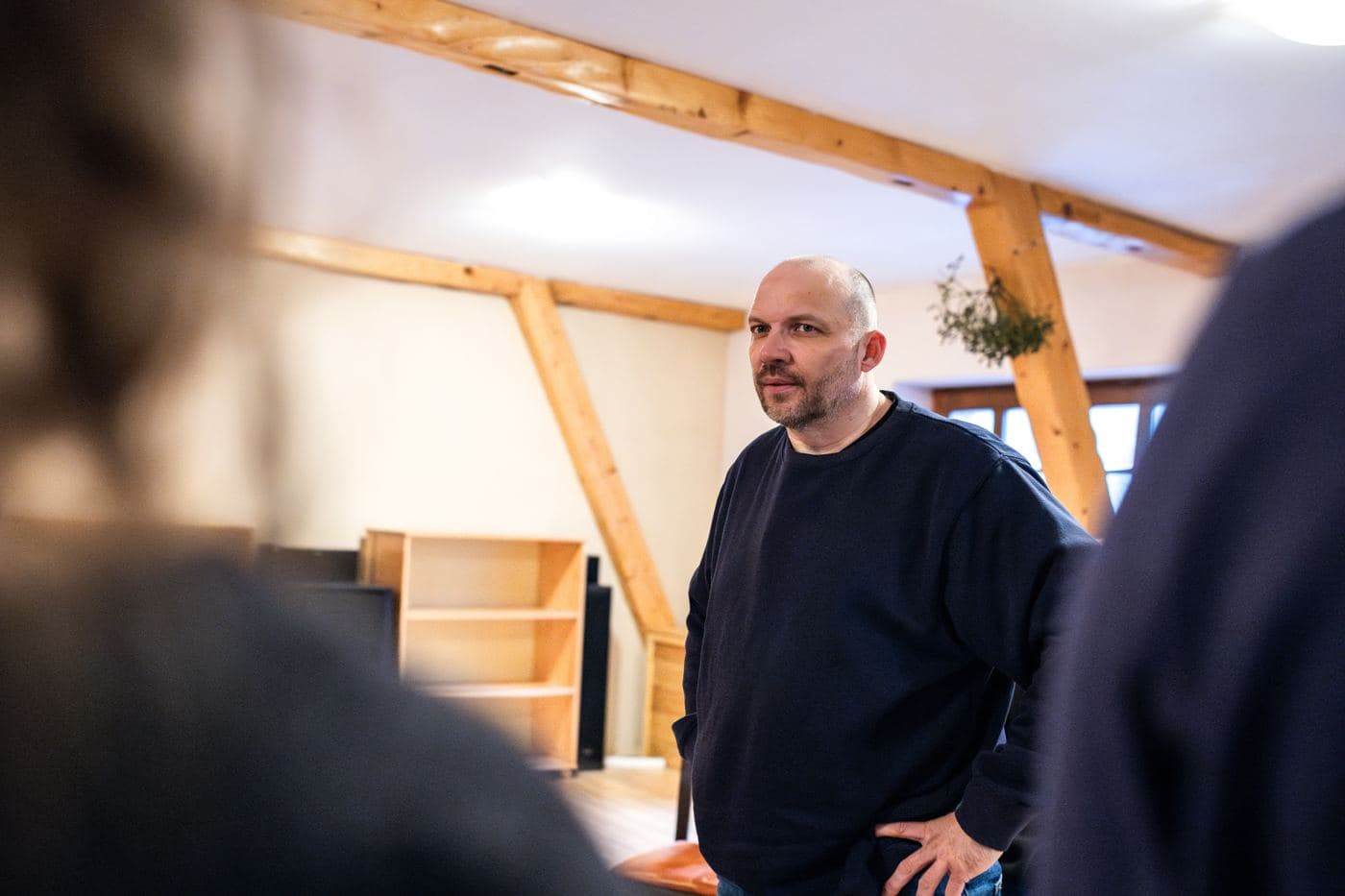 Krejča sedí v kruhu účastníků semináře